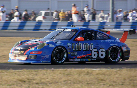 The Racers Group kører i år med nummer 66 på siderne af deres Porsche racer.